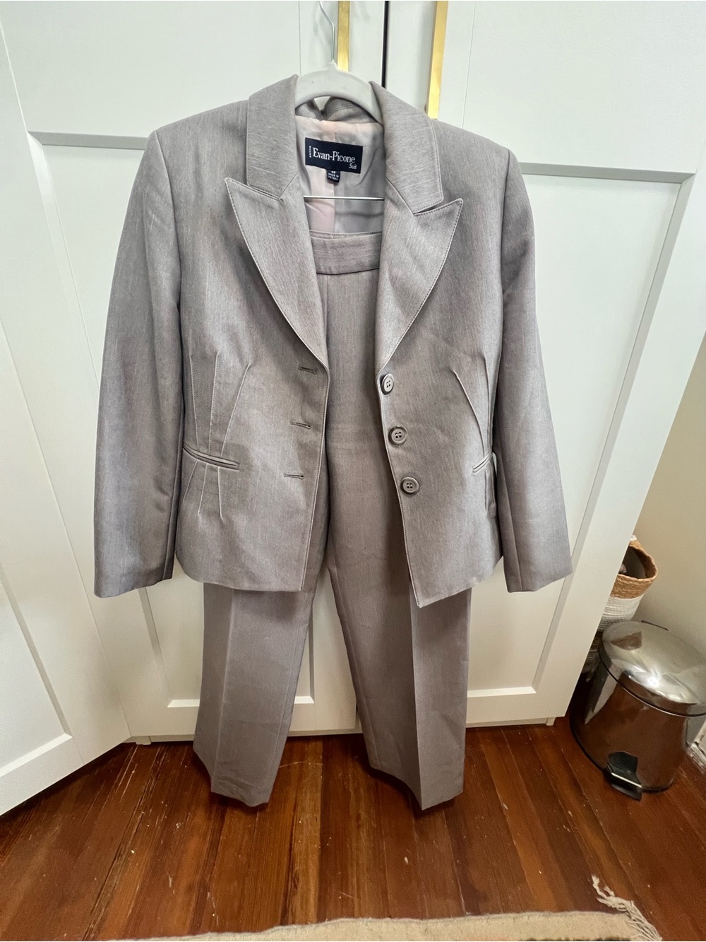 Ellen Tracy Light Gray Women's Two-Piece Suit Jacket & Pants